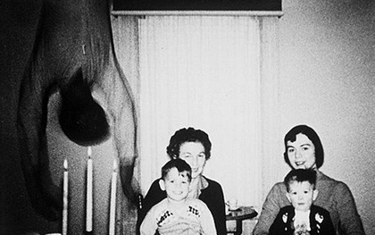 Bức ảnh gia đình huyền thoại ám ảnh dân mạng hàng năm trời bởi bóng dáng kỳ lạ bên trái nay đã có lời giải đáp?