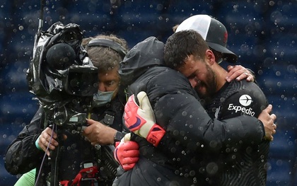 Thủ môn Alisson rơi nước mắt, tiết lộ lý do giúp anh ghi bàn phút bù giờ cuối hồi sinh Liverpool