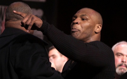 Câu chuyện đằng sau giây phút Mike Tyson bỗng "hóa điên", cắn tím đùi nhà vô địch thế giới