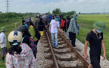 Vụ mẹ ôm thi thể con nằm trên đường ray đợi tàu đến: Bắt tạm giam người mẹ tội giết người