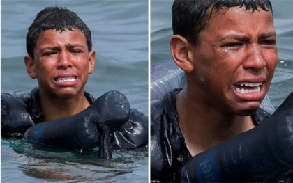 Khoảnh khắc cậu bé di cư bật khóc giữa biển nước mênh mông, dùng chai nhựa để bơi đến miền đất hứa gây chấn động thế giới