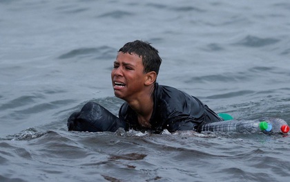 Câu chuyện nhói lòng về cậu bé di cư bật khóc giữa biển nước mênh mông gây chấn động: "Cháu thà chết chứ không muốn quay về"