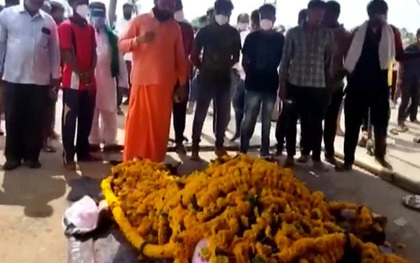 Hàng trăm người Ấn Độ dự đám tang cho một con ngựa giữa lúc phong tỏa