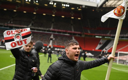 Hàng nghìn fan MU tràn vào phá sân Old Trafford, biểu tình chống giới chủ người Mỹ