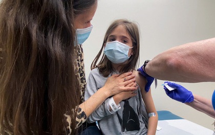 Vaccine COVID-19 của Pfizer dung nạp tốt với thanh thiếu niên