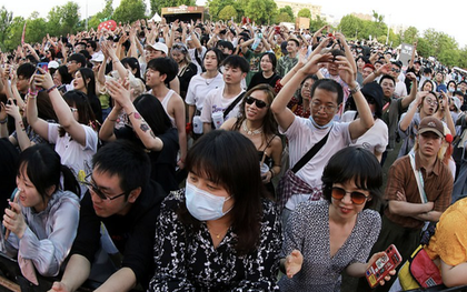 Hàng nghìn người không đeo khẩu trang tham dự nhạc hội ở Vũ Hán