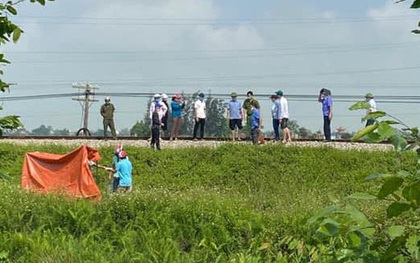 Vụ mẹ ôm con gái 7 tuổi lên đường ray lúc tàu sắp đến: Thi thể cháu bé có vết cắt sâu ở tay trái