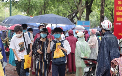 Thi vào lớp 10 Hà Nội năm 2021 ngày thứ hai:  Hơn 93.000 sĩ tử kết thúc kỳ thi trong trời mưa nặng hạt, đề Sử siêu dễ