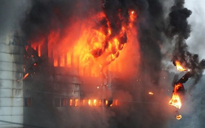 Hàn Quốc: Chưa khống chế được vụ cháy kho hàng sau một ngày bùng phát