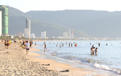Bãi biển Đà Nẵng ra sao trước giờ cấm tắm?