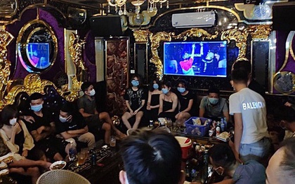 Giữa mùa dịch COVID-19, 20 nam thanh nữ tú ở Lào Cai tụ tập hát karaoke