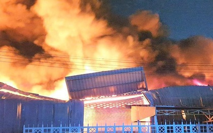 Xưởng nhang rộng 2.000m2 ở Bình Dương chìm trong biển lửa