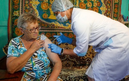 Vì sao người dân Nga bất ngờ đổ xô đi tiêm vaccine ngừa Covid-19?