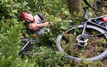 Fan nữ gây tai họa ở Tour de France bị cảnh sát truy lùng, đối diện với án tù
