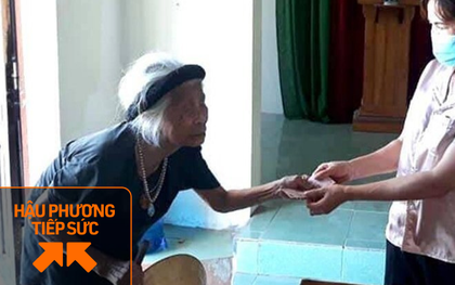 Cụ bà 100 tuổi chống gậy đi ủng hộ quỹ phòng chống dịch Covid-19
