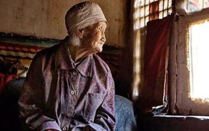 Cụ bà neo đơn qua đời ở tuổi 84, chính quyền đến kiểm kê di vật rồi không khỏi sửng sốt trước những thứ được tìm thấy dưới giường