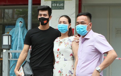 Thầy Park ôm Tiến Linh trước khi "bàn giao" cho bố mẹ đưa về nhà