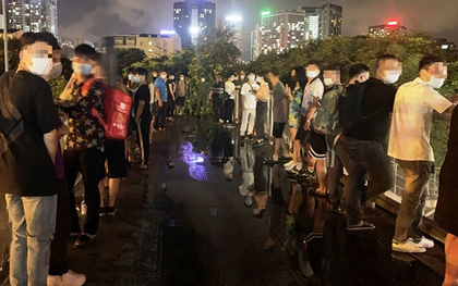 Hà Nội: Hơn 50 sinh viên tụ tập trên cầu vượt bị đưa về công an phường trong đêm