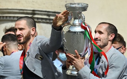 Tuyển Italy hãnh diện mang cúp bạc Euro 2020 tới diện kiến Tổng thống