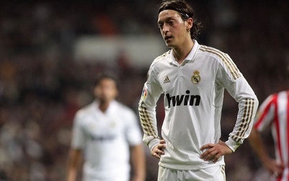 Chủ tịch Real Madrid tiết lộ tiền vệ Ozil bị "cắm sừng" bởi nhiều ngôi sao nổi tiếng