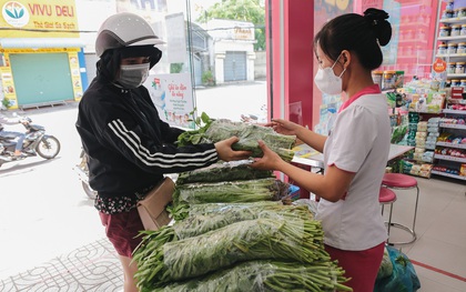 TP.HCM: Cửa hàng Con Cưng bắt đầu bán rau củ, người dân thấy giá bình dân nên mua luôn