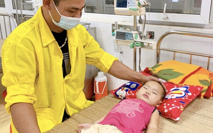 Bắc Giang: Mắc kẹt trong ô tô, chị ngất lịm, em gái 22 tháng tuổi ngưng thở