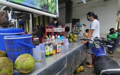 Hoảng loạn vì Covid-19, nhiều người Indonesia nghe theo tin đồn thất thiệt