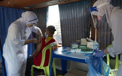 Nhân viên y tế Malaysia bị cáo buộc sử dụng ống vaccine rỗng tiêm cho người dân
