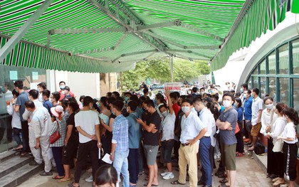 Chủ tịch Hội Kiểm soát Nhiễm khuẩn: Nếu không bỏ ngay "giấy thông hành" xét nghiệm âm tính, nguy cơ bùng dịch rất cao