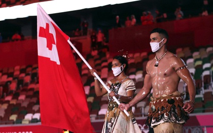 Nam thần xứ Tonga làm điên đảo mạng xã hội với màn cởi trần khoe body cơ bắp bóng nhẫy tại lễ khai mạc Olympic 2020