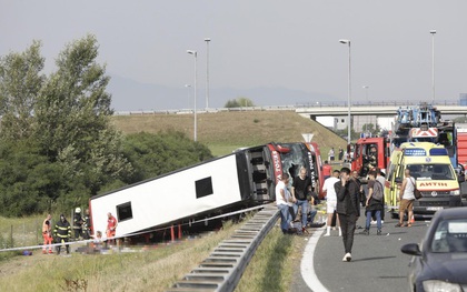 Croatia: Xe buýt đổ lật vì tài xế ngủ gật, 54 người thương vong