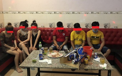 Đang giãn cách xã hội, chủ quán karaoke vẫn cho tụ tập hát hò cùng dàn “tay vịn”