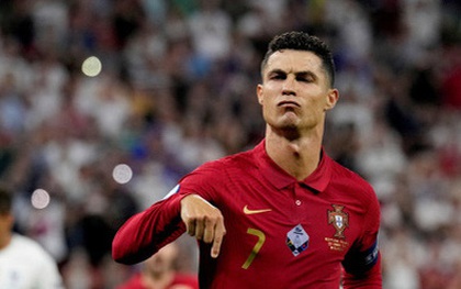 Sau màn ném băng đội trưởng gây tranh cãi, Ronaldo bất ngờ sáng cửa có danh hiệu Euro 2020