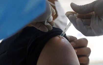 Sốt kéo dài sau tiêm vaccine có thể là triệu chứng nhiễm virus SARS-CoV-2