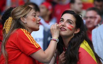 Trước giờ khai cuộc bán kết Euro: Những bóng hồng xinh đẹp Tây Ban Nha vẽ mặt cho nhau trên khán đài