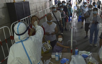 Trung Quốc bao vây phong tỏa chặt tại ổ dịch, xét nghiệm đại trà thần tốc và tiêm đầy đủ vaccine