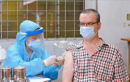 Tiêm vaccine phòng COVID-19 cho người nước ngoài tại TP. Hồ Chí Minh