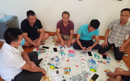Bắt 6 người đánh bạc trong nhà nghỉ, thu giữ hơn nửa tỉ đồng, 3 xe ô tô