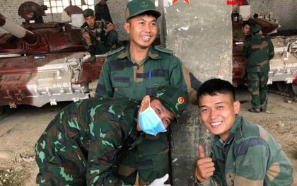 Thành viên Đội tuyển Xe tăng Việt Nam sơ cứu cho chiến sĩ Lào trên thao trường Army Games 2021