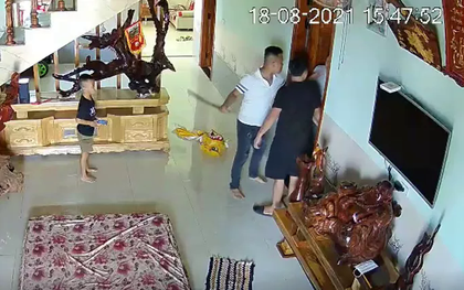 CLIP: 2 đối tượng lao vào phòng ngủ chém người để trả thù… 10 năm trước?