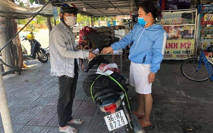 Đi bộ về Thanh Hóa, thanh niên 22 tuổi được người dân Quảng Nam tặng xe máy và 10 triệu đồng làm lộ phí