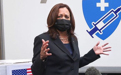 Chùm ảnh: Phó Tổng thống Mỹ Kamala Harris tham quan kho siêu lạnh bảo quản vắc xin ở Viện Vệ sinh Dịch tễ Trung ương