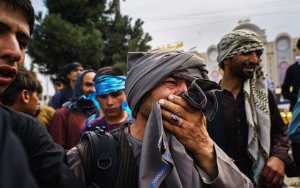Vụ nổ rung chuyển sân bay Afghanistan: Cha mẹ lính Mỹ đau đớn, thất vọng hay tin con qua đời, 20 năm hóa thành tro bụi