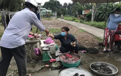 TP.HCM: Người dân một hẻm ở Bình Tân vô tư họp chợ giữa tâm dịch
