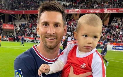 Thần tượng được săn đón: Thủ môn đội bạn nhờ Messi bế con chụp ảnh