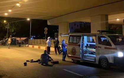 Hà Nội: Dựng xe trên cầu hút thuốc, người đàn ông ngã xuống đất gãy cả chân tay