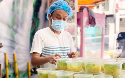 Miệt mài phục vụ bữa ăn 0 đồng, NSƯT Hữu Quốc bật khóc khi nhà có 5 người dương tính Covid-19