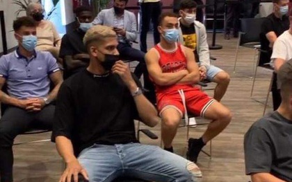 Sao trẻ Barca ăn mặc như "trò hề" tới dự lễ chia tay huyền thoại Messi, fan giận dữ đòi đuổi ngay khỏi đội