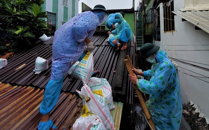 Ảnh: Bộ đội mặc đồ bảo hộ, dầm mưa vào "vùng đỏ" giúp dân gia cố nhà chống bão số 5