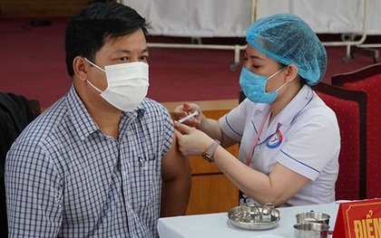 CDC Quảng Bình nói gì về nữ giáo viên tiêm 2 mũi vắc xin Covid-19 cùng lúc, muốn tiêm 4 mũi liên tục?